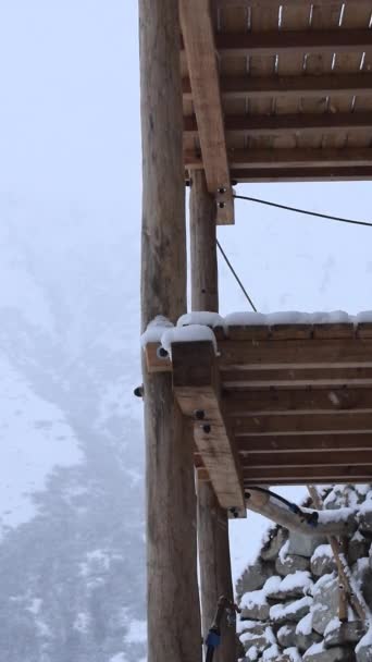 Nieve Gruesa Lenta Frente Una Estructura Madera Con Fondo Montaña — Vídeos de Stock