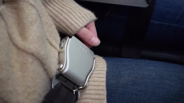 Жіночий Пасажирський Ремінь Безпеки Відкриття Сидіння Комерційному Літаку Після Польоту — стокове відео