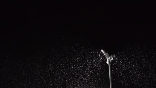 Rustige Winternacht Met Langzame Dikke Sneeuwval Verlicht Door Een Schijnwerper — Stockvideo