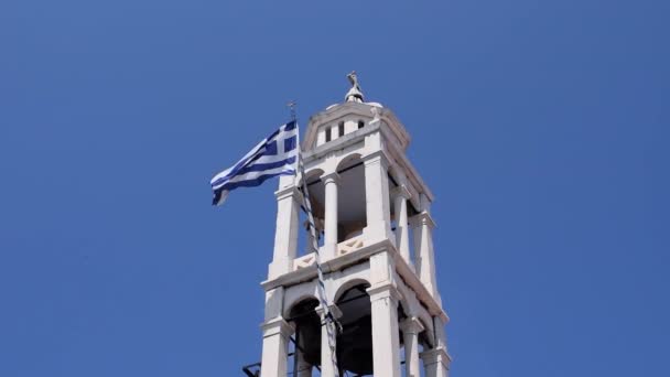 Eine Griechische Flagge Weht Wind Vom Glockenturm Einer Griechisch Orthodoxen — Stockvideo