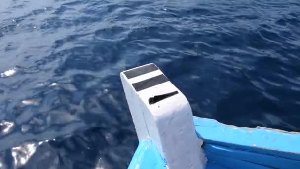Vista Desde Cubierta Pequeño Barco Atravesando Agua Barco Mueve Través — Vídeo de stock
