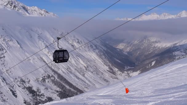 奥地利蒂罗尔的Obergurgl 2023年1月22日 位于奥地利蒂罗尔的奥兹塔尔阿尔卑斯山雪峰的山谷视图 在60英尺的镜头中 图像的最前面有平滑移动的吊车 — 图库视频影像