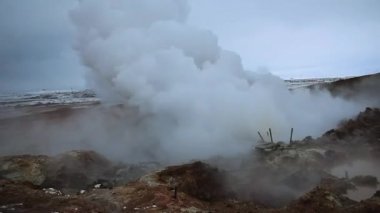 Gunnuhver Jeotermal Alanı Krysuvik, Seltun, Global Geopark. İzlanda 'nın jeotermal aktif bölgesindeki sıcak su kaynaklarından yükselen buhar turistik ilgi.