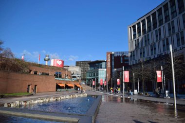 Liverpool, Merseyside, Birleşik Krallık - 10 Mart 2023: Liverpool şehrinin alışveriş merkezi Liverpool One 'daki çeşme