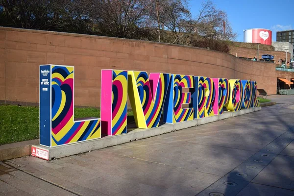Liverpool, Merseyside, Birleşik Krallık: Liverpool One alışveriş merkezinde bulunan ve Ukrayna 'yı destekleyen 2023 Eurovision Şarkı Yarışması' nı tanıtan Landmark Liverpool Tabelası