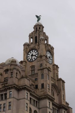 Liverpool, Merseyside, Birleşik Krallık - 12 Mart 2023: Liverpool 'un ikonik sınıf 1' in kapanışı, Mersey nehri kıyısındaki rıhtımda bulunan koruma altındaki Üç Graces 'in Liver Binası. 
