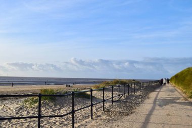 Liverpool, Merseyside, Birleşik Krallık: Liverpool Crosby Sahili 'ndeki Footpath, Liverpool' da Antony Gormley 'nin 