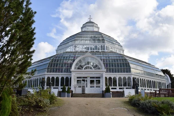 Liverpool, Merseyside, Birleşik Krallık: Parlak güneşli bir günde Sefton Park, Liverpool Palm House