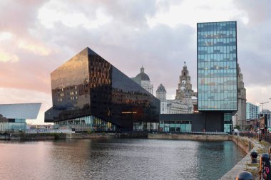 Liverpool, Merseyside, Birleşik Krallık - Ekim 12021: Arkaplanda ünlü Liverpool binası ile günbatımında konserve limanı.