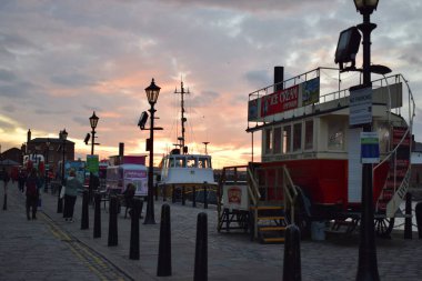 Liverpool, Merseyside, Birleşik Krallık: Geleneksel, klasik İngiliz dondurma kamyonu ve günbatımında yemek kamyonları, Liverpool 'un ünlü Royal Albert Rıhtımı' nda yer almaktadır