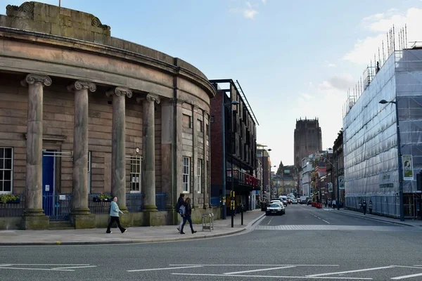 Liverpool, Merseyside, Birleşik Krallık - Ekim 12021: Liverpool Hope Caddesi, Liverpool Tıp Enstitüsü ve Metropolitan Katedrali 'nden Liverpool Anglican Katedrali