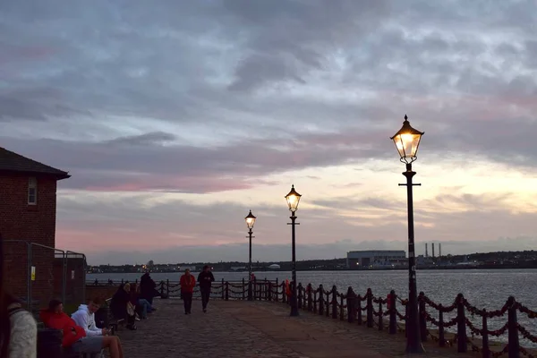 Mersey Nehri 'nin kıyıdan görünüşü Royal Albert Rıhtımı, Liverpool, Merseyside, Birleşik Krallık