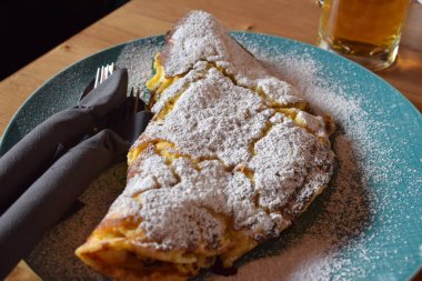 Heidelbeer-omlet. Lezzetli bir Avusturya krepi. Yaban mersinli krep.