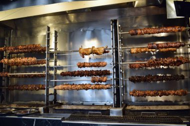 Yunanistan 'da sokak yemekleri - büyük açık bir fırında çeşitli et pişirme.