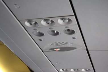 Ticari bir uçağın tepe noktasında aksesuarlar: sigara içilmiyor, ışık ve klima okunmuyor..