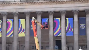 Liverpool, Merseyside, Birleşik Krallık - 18 Nisan 2023: St George 's Hall, Liverpool, Ukrayna' ya destek için düzenlenen 67. Eurovision Şarkı Yarışması için bayraklar hazırlıyor.