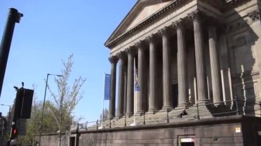 Liverpool, Merseyside, Birleşik Krallık - 18 Nisan 2023: İngiltere 'de düzenlenen 67. Eurovision Şarkı Yarışması için Liverpool, Liverpool' daki St George 's Hall' un önünde rüzgarda sallanan pankartlar