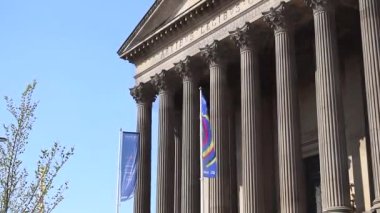 Liverpool, Merseyside, Birleşik Krallık - 18 Nisan 2023: İngiltere 'de düzenlenen 67. Eurovision Şarkı Yarışması için Liverpool, Liverpool' daki St George 's Hall' un önünde rüzgarda sallanan pankartlar