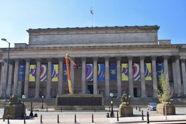 Liverpool, Merseyside, Birleşik Krallık - 18 Nisan 2023: St George 's Hall, Liverpool, Ukrayna' ya destek için düzenlenen 67. Eurovision Şarkı Yarışması için bayraklar hazırlıyor.