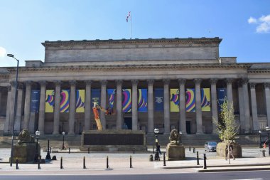 Liverpool, Merseyside, Birleşik Krallık - 18 Nisan 2023: St George 's Hall, Liverpool, Ukrayna' ya destek için düzenlenen 67. Eurovision Şarkı Yarışması için bayraklar hazırlıyor.