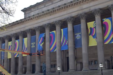 Liverpool, Merseyside, Birleşik Krallık - 18 Nisan 2023: St George 's Hall, Liverpool, Ukrayna' ya destek için düzenlenen 67. Eurovision Şarkı Yarışması için bayraklar hazırlıyor.