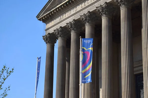 Liverpool, Merseyside, Birleşik Krallık - 18 Nisan 2023: İngiltere 'de düzenlenen 67. Eurovision Şarkı Yarışması için Liverpool, Liverpool' daki St George 's Hall' un önünde sallanan BBC pankartları