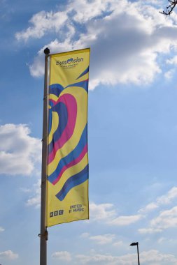 Liverpool, Merseyside, Birleşik Krallık - 18 Nisan 2023: 2023 Eurovision Şarkı Yarışması 'nı tanıtan Bayrak, Ukrayna' ya destek amacıyla İngiltere 'nin Liverpool kentinde düzenlenecek.