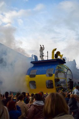 Liverpool, Merseyside, Birleşik Krallık - 5 Mayıs 2023: Eurovision Şarkı Yarışması 2023, Blue and Yellow Submarine Parade, EuroVillage fan merkezinin lansmanı için Liverpool 'da partiyi başlattı. Büyük geçit töreninde dans eden adam.