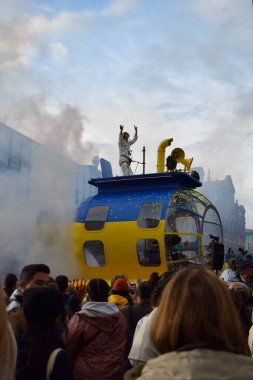 Liverpool, Merseyside, Birleşik Krallık - 5 Mayıs 2023: Eurovision Şarkı Yarışması 2023, Blue and Yellow Submarine Parade, EuroVillage fan merkezinin lansmanı için Liverpool 'da partiyi başlattı. Büyük geçit töreninde dans eden adam.