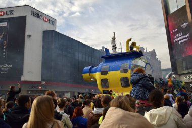 Liverpool, Merseyside, Birleşik Krallık - 5 Mayıs 2023: Eurovision Şarkı Yarışması 2023, Blue and Yellow Submarine Parade, EuroVillage fan merkezinin lansmanı için Liverpool 'da partiyi başlattı. Büyük geçit töreninde dans eden adam.