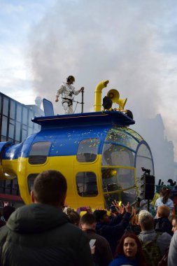 Liverpool, Merseyside, Birleşik Krallık - 5 Mayıs 2023: Eurovision Şarkı Yarışması 2023, Blue and Yellow Submarine Parade, EuroVillage fan merkezinin lansmanı için Liverpool 'da partiyi başlattı. Büyük geçit töreninde dans eden adam.