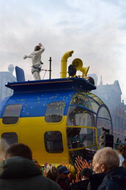 Liverpool, Merseyside, Birleşik Krallık - 5 Mayıs 2023: Eurovision Şarkı Yarışması 2023, Blue and Yellow Submarine Parade, EuroVillage fan merkezinin lansmanı için Liverpool 'da partiyi başlattı. Büyük geçit töreninde dans eden adam.