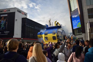 Liverpool, Merseyside, Birleşik Krallık - 5 Mayıs 2023: Eurovision Şarkı Yarışması 2023, Blue and Yellow Submarine Parade, EuroVillage fan merkezinin lansmanı için Liverpool 'da partiyi başlattı. Büyük geçit töreninde dans eden adam.