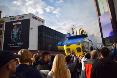Liverpool, Merseyside, Birleşik Krallık - 5 Mayıs 2023: Eurovision Şarkı Yarışması 2023, Blue and Yellow Submarine Parade, EuroVillage fan merkezinin lansmanı için Liverpool 'da partiyi başlattı. Büyük geçit töreninde dans eden adam.