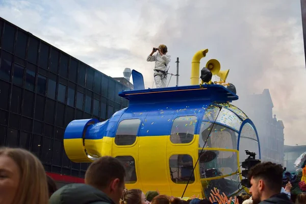 Liverpool, Merseyside, Birleşik Krallık - 5 Mayıs 2023: Eurovision Şarkı Yarışması 2023, Blue and Yellow Submarine Parade, EuroVillage fan merkezinin lansmanı için Liverpool 'da partiyi başlattı. Büyük geçit töreninde dans eden adam.