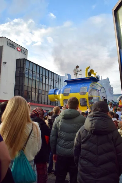 Liverpool, Merseyside, Birleşik Krallık - 5 Mayıs 2023: Eurovision Şarkı Yarışması 2023, Blue and Yellow Submarine Parade, EuroVillage fan merkezinin lansmanı için Liverpool 'da partiyi başlattı. Büyük geçit töreninde dans eden adam.