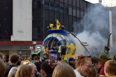 Liverpool, Merseyside, Birleşik Krallık - 5 Mayıs 2023: Eurovision Şarkı Yarışması 2023, Blue and Yellow Submarine Parade, EuroVillage fan merkezinin lansmanı için Liverpool 'da partiyi başlattı. Denizaltı geçit töreni..