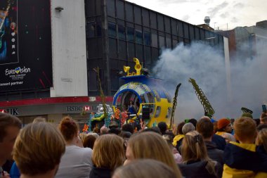 Liverpool, Merseyside, Birleşik Krallık - 5 Mayıs 2023: Eurovision Şarkı Yarışması 2023, Blue and Yellow Submarine Parade, EuroVillage fan merkezinin lansmanı için Liverpool 'da partiyi başlattı. Denizaltı geçit töreni..