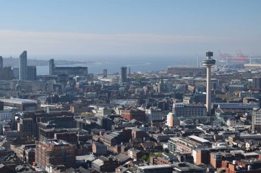 Liverpool, Merseyside, Birleşik Krallık - 28 Nisan 2023: St John 's Beacon' ın binaların üzerinde yükseldiği Liverpool şehrinin havadan görünüşü. Anglikan Katedrali 'nden Merseyside' da resim günü