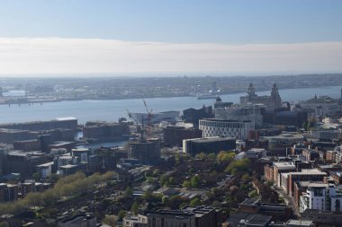 Liverpool, Merseyside, Birleşik Krallık - 28 Nisan 2023: Liverpool şehri, Mersey Nehri ve Wirral ile Merseyside 'ın havadan görünüşü. Liver Binası ve Royal Albert Rıhtımı da dahil..