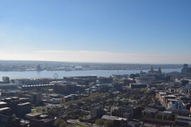 Liverpool, Merseyside, Birleşik Krallık - 28 Nisan 2023: Liverpool şehri, Mersey Nehri ve Wirral ile Merseyside 'ın havadan görünüşü. Liver Binası ve Royal Albert Rıhtımı da dahil..