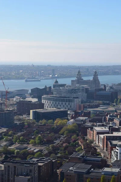 Liverpool, Merseyside, Birleşik Krallık - 28 Nisan 2023: Liverpool şehri, Mersey Nehri ve Wirral ile Merseyside 'ın havadan görünüşü. Liver Binası ve Royal Albert Rıhtımı da dahil..