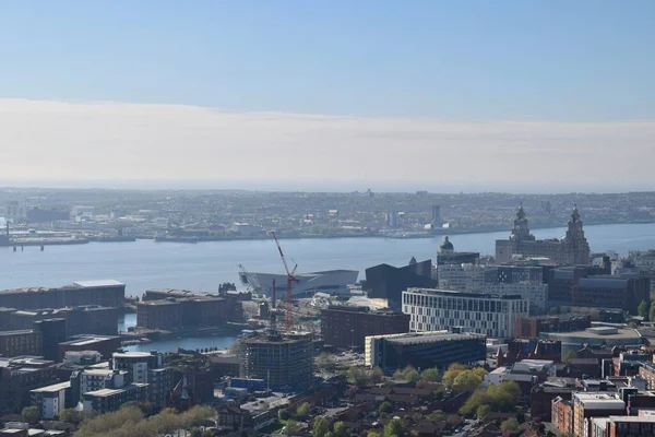 Liverpool, Merseyside, Birleşik Krallık - 28 Nisan 2023: Liverpool şehri, Mersey Nehri ve Wirral ile Merseyside 'ın havadan görünüşü. Liver Binası ve Royal Albert Rıhtımı da dahil..