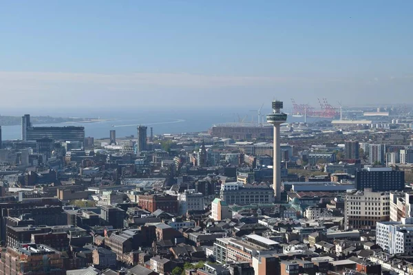 Liverpool, Merseyside, Birleşik Krallık - 28 Nisan 2023: St John 's Beacon' ın binaların üzerinde yükseldiği Liverpool şehrinin havadan görünüşü. Anglikan Katedrali 'nden Merseyside' da resim günü