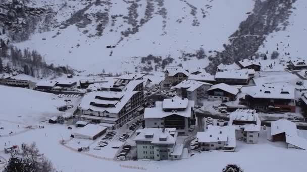 위에서 Obergurgl 오스트리아 리조트의 마을의 리프트에서 — 비디오