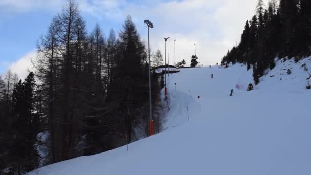 滑雪者和滑雪者下山 奥伯古尔滑雪胜地安静的滑雪场 位于奥地利阿尔卑斯山畔的雪谷摄像盘 — 图库视频影像