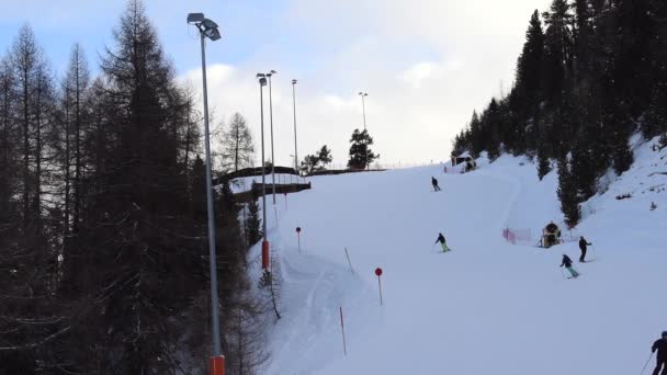 Narciarze Snowboardziści Schodzący Góry Cicha Stok Narciarski Ośrodku Narciarskim Obergurgl — Wideo stockowe