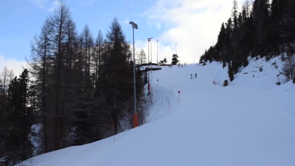 スキーヤーやスノーボードが山を降りてくる オーストリアのアルプスに位置するオバーグルスキーリゾートの適度に忙しいスキー場 — ストック動画