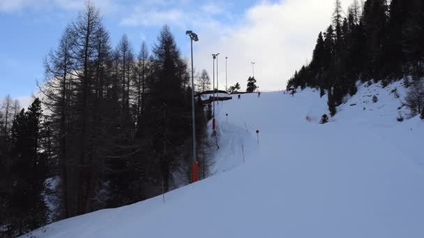 滑雪者和滑雪者下山 位于奥地利阿尔卑斯山脉的Obergurgl滑雪胜地的适度繁忙的滑雪场 — 图库视频影像
