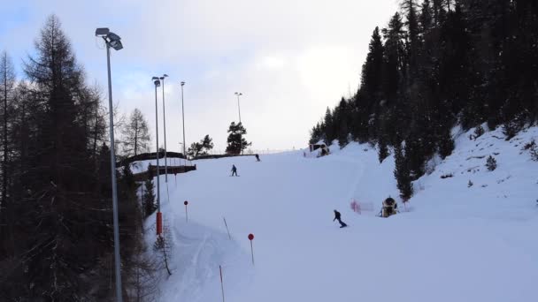 Esquiadores Snowboarders Descendo Uma Montanha Pista Esqui Tranquila Estância Esqui — Vídeo de Stock